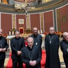 El obispo de Urgel, el Nuncio Bernardito, el obispo Cortés, el cardenal Omella, el abad de Montserrat y el obispo Cristau, en Sant Feliu, por sus 5 siglos de parroquia - foto MCS Urgell