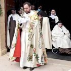 El sacerdote rondeño Salvador Aguilera con la reliquia de la mano de Santa Teresa, celebrando el inicio del Año Jubilar por la inauguración de la fundación del convento de las Carmelitas Descalzas de Ronda en Málaga.