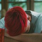 Un joven de pelo rojo, hundido, quizá deprimido... foto por Jose Pena en Unsplash