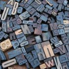 Estudiar con precisión las palabras que usamos en el lenguaje cotidiano es el mejor antídoto contra los intentos de manipularnos mediante el lenguaje. Foto: Amador Loureiro / Unsplash.