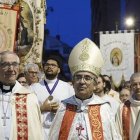 Luis Argüello, con mitra, junto al obispo  de Santander,  Manuel Sánchez Monge, y el cardenal Blázquez. en la procesión del Sagrado Corazón de 2024 en Valladolid