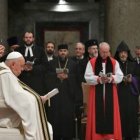 El Papa Francisco ante los líderes religiosos durante la celebración de las segundas vísperas de la Solemnidad de la Conversión de San Pablo y la clausura de la semana de oración por la unidad de los cristianos.