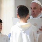 Francisco presidió la misa de la solemnidad de la Santísima Trinidad ante una abarrotada plaza de San Pedro.