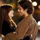Anne Hathaway y Adrian Grenier en 'El diablo se viste de Prada' (2006), de David Frankel, una de las películas incluidas por Alfonso Basallo y Teresa Díez en su selección de 'Diez mujeres de cine'.