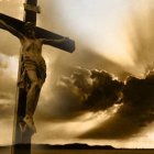 Jesucristo en la Cruz, y el sol entre las nubes y tinieblas