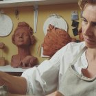 La escultora Sophie Barut en su taller, trabaja temas espirituales y de fragilidad, y habla de fe y superación