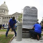 En 2018 recolocaron así un monumento de los 10 Mandamientos junto al Capitolio de Arkansas, el anterior lo derribó un loco con un coche