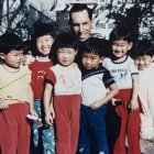 Aloysius Schwartz con niños acogidos en sus World Villages for Children, una obra que perdura.