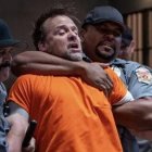 Una escena de la película 'Nefarious', con los guardias reduciendo al peligroso preso.