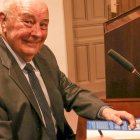 'Navegando del Duelo a la Esperanza' ofrece no solo una ventana a la vida personal del autor, sino también un manual de supervivencia emocional para aquellos que enfrentan la adversidad (foto: el autor durante la presentación del libro).