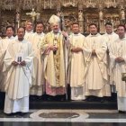 Capellanes de las comunidades chinas con el arzobispo Escribano en el Pilar de Zaragoza