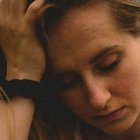 De niños se les rompe la inocencia, de adolescentes se les acostumbra a vivir una distopía basada en lastres morales y personales de todo tipo. El resultado no puede ser otro que una juventud infeliz. Foto: Babi / Unsplash.