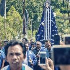 Cada año, durante la Semana Santa, tiene lugar el evento católico más grande y antiguo de Indonesia: la procesión de los fieles ante la estatua de madera de "Tuan Ma" (Madre María) en Larantuka.