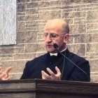 El exorcista Chad Ripperger recomienda rezar el Ángelus a las 6, 12 y 18 horas y encomendar la familia a Nuestra Señora de los Dolores.