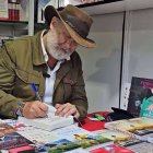 Fernando López-Mirones firma libros de 'Lupus Deus, el Dios Lobo' en la reciente Feria del Libro de Madrid. Foto: captura canal El Aullido (Youtube).