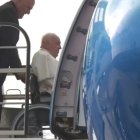 Momento en el que Francisco sube al avión que le llevará hasta Yakarta.