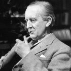 JRR Tolkien nació en 1892 en lo que hoy es Suráfrica y murió en 1973 en Inglaterra. Su gran obra, 'El Señor de los Anillos', publicada en tres volúmenes entre 1954 y 1955, es ya un clásico de la literatura universal.