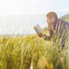 Francisco considera que la lectura en los seminarios no debe ser solo un entretenimiento personal, sino parte de la formación de los futuros sacerdotes. Foto: Ben White / Unsplash.