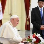 El Papa Francisco firma el Libro de Honor del Palacio presidencial de Yakarta