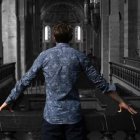 Un hombre solo en una iglesia, pero con Dios y los hermanos, el hombre no está solo... Foto de Kai Dahms en Unsplash