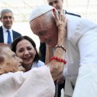 Una mujer abraza al Papa a su llegada a la Plaza de la Unidad de Italia en Trieste. Foto: Vatican Media.