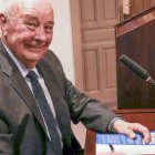 'Navegando del Duelo a la Esperanza' ofrece no solo una ventana a la vida personal del autor, sino también un manual de supervivencia emocional para aquellos que enfrentan la adversidad (foto: el autor durante la presentación del libro).