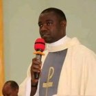 El padre Thomas Oyode no dudó en ofrecerse a los secuestradores a cambio de que dejaran en libertad a los dos jóvenes seminaristas.