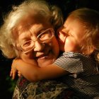 Que nos quieran dejar sin abuelos, ese gran premio de cualquier infancia feliz, es de una crueldad que sólo el mal en su pureza más extrema podía planear. Foto (contextual): Ekaterina Shakharova / Unsplash.