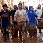 El sacerdote Federico Ferrando junto a religiosas en la localidad de Paiporta, epicentro de la catástrofe, en una imagen que ya se ha hecho viral / Fotos: Arzobispado de Valencia