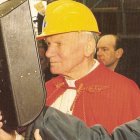 Juan Pablo II, durante su visita a una factoría.