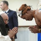 Francisco recordó un dicho en la lengua local: "ukun rasik-an", que significa "cada uno es capaz de gobernarse a sí mismo". "Ser libres no significa hacer lo que queremos", comentó el Papa.