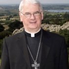 La ministra principal de Irlanda del Norte Michelle O'Neill dijo que estaba consternada y entristecida por la noticia y expresó sus condolencias a su familia.