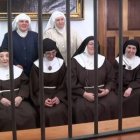 "Trabajaba de sol a sol, en la huerta y con los animales. También iba a los mercados los jueves y los sábados, a vender. Por eso, no aceptaba los desmanes económicos de sor Isabel", recoge Libertad Digital sobre sor Adriana (la primera por la derecha).