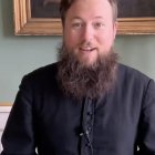 "Mientras rezaba, escuché a la Santísima Madre pidiéndome que le diera el escapulario marrón a una mujer que conocí en Dinamarca", dice el sacerdote danés.