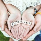 El 'forever [para siempre]' del matrimonio es una fuente de bienes para la sociedad más allá e independientemente de su fecundidad natural. Pero para ello debe afrontar los peligros que lo acechan. Foto: Gabby Orcutt / Unsplash.