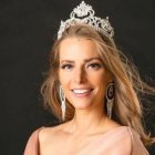 Hannah Neeleman, granjera, casada y madre de ocho hijos, fue coronada en 2023 como "reina de las esposas" en el certamen Mrs. America.