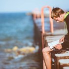 Es bueno fomentar la lectura entre los jóvenes, pero no cualquier lectura. Foto: Ben White / Unsplash.