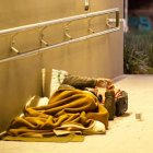 Allá donde no existe conciencia de una paternidad común es muy difícil que la gente sienta al prójimo (sobre todo si es un prójimo que huele que apesta) como un hermano. Foto: Mihaly Koles / Unsplash.