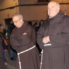 Juan Antonio Llorente, sacerdote franciscano, en una procesión mira a cámara