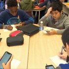 Una imagen que empieza poco a poco a ser historia, a medida que se comprueba el escaso beneficio de la digitalización de la enseñanza por comparación a los perjuicios objetivos que ya se están apreciando. Foto: captura CBC News.