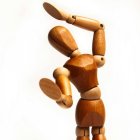 Desvinculado de toda tradición que guíe sus pasos, el hombre se convierte en un muñeco moldeable en manos de los manipuladores sociales. Foto: Lidia Nemiroff / Unsplash.