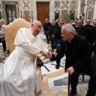 Francisco saluda al padre Jan Pelczarski, recién reelegido superior de los Oblatos de San José. Foto: Vatican Media.