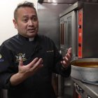 Leo Patalinghug, en los fogones de su primer restaurante estático, Gastro Social, en Baltimore. Foto: captura EWTN.