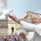 Francisco, con una paloma durante una de las primeras audiencias generales de su pontificado, en mayo de 2013. Foto: Vatican Media.