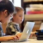 Los sistemas educativos se han entusiasmado por la digitalización de la escuela sin evidencias científicas que lo avalen. Los resultados son nefastos en comprensión lectora. Foto: captura CNBC.