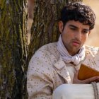 El apóstol Mateo de la serie The Chosen repasa sus notas escritas con las que hará un evangelio