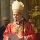 Serrano Pentinat estrena mitra, báculo y pectoral como obispo novato en la catedral románica de La Seu d'Urgell