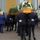 Momento en el que se introducen los féretros del pequeño Lorenzo y de sus padres, Fabio y Daniela, en la parroquia donde el arzobispo de Milán, Mario Delpini, ofició el funeral, con a homilía que aquí reproducimos. Foto: captura Local Team.