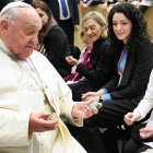 Francisco conversa con uno de los niños enfermos asistentes a la recepción. Foto: Vatican Media.
