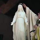 Jérôme Beau, arzobispo de Bourges, corona en 2020 a Nuestra Señora de la Misericordia a la llegada de la peregrinación M de María a Pellevoisin.